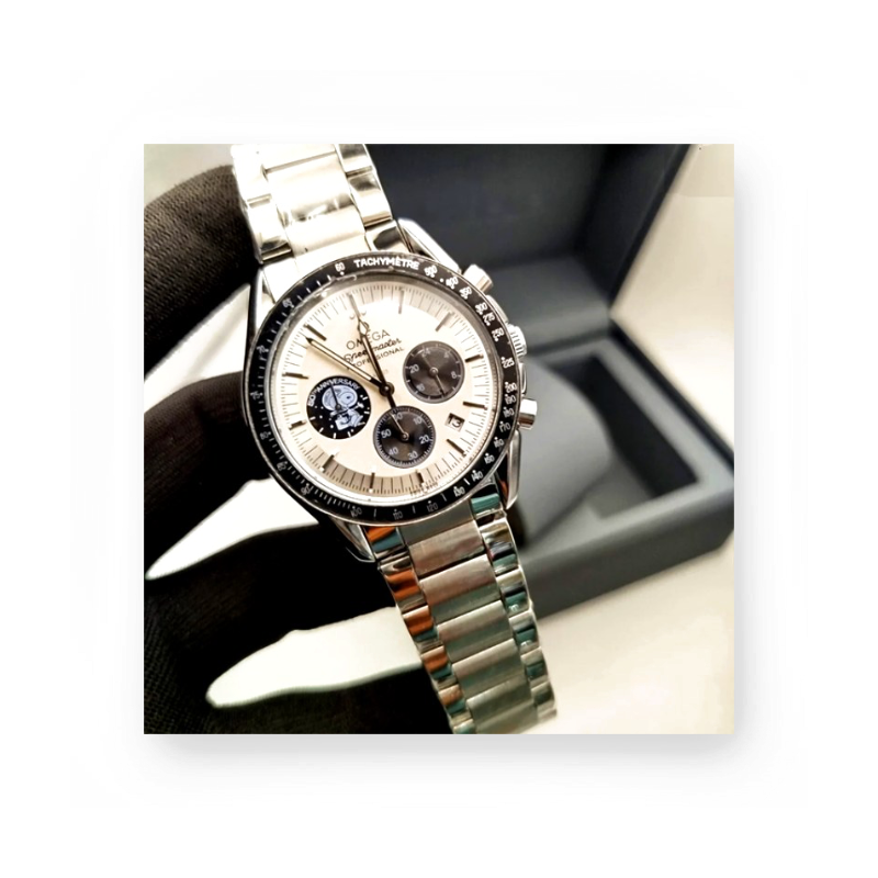 Omega OM-08 Speedmaster Anniversary Series Snoopy ângulo 3